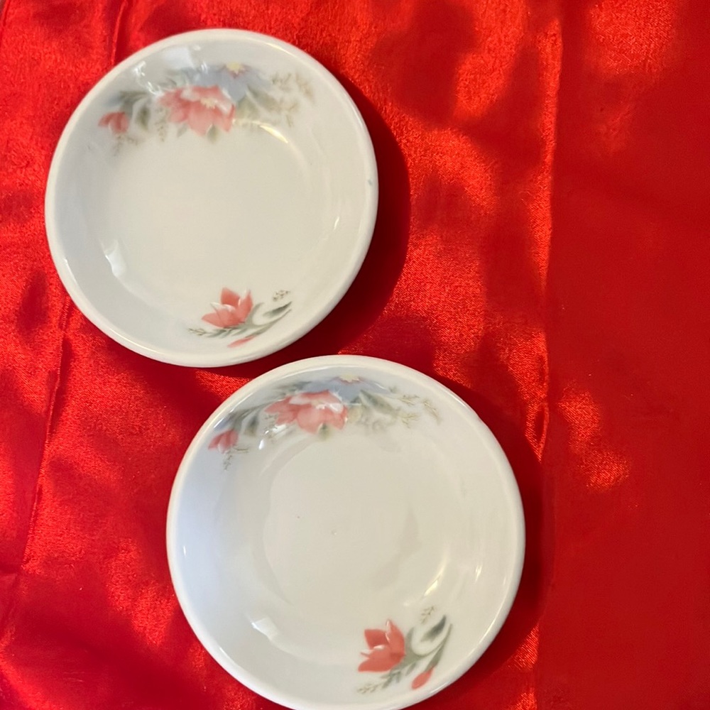 Vintage berry or sauce dish made in China